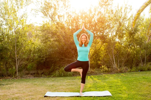 Pose de yoga mujer —  Fotos de Stock