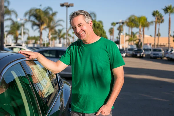 Hombre coche de compras — Foto de Stock