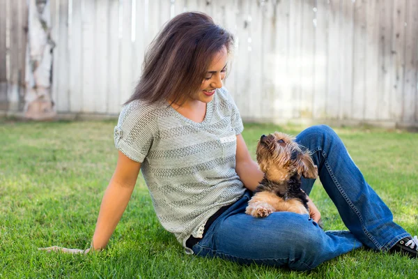 Fille et chien — Photo