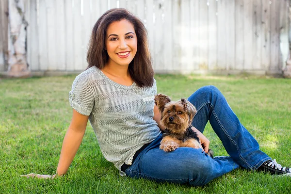 Niña y perro — Foto de Stock