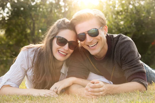 Pareja feliz fuera — Foto de Stock