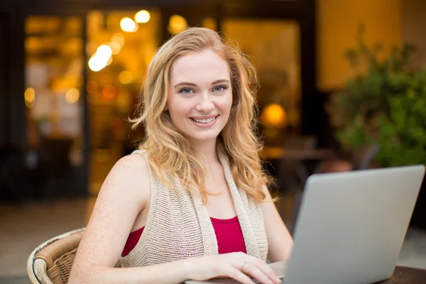 Młoda kobieta laptopa — Zdjęcie stockowe
