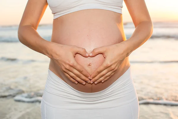 Praia de mulher grávida — Fotografia de Stock