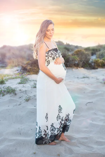 Zwangere vrouw op strand — Stockfoto