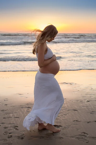 Zwangere vrouw op strand — Stockfoto