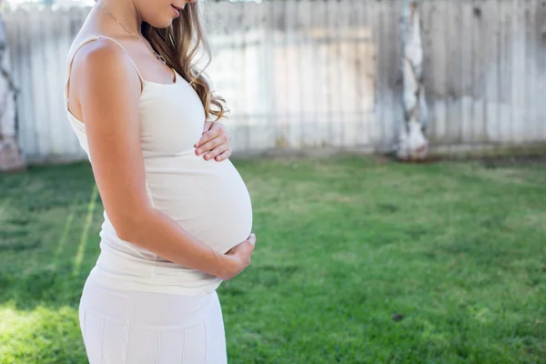 Schwangere hält Bauch — Stockfoto