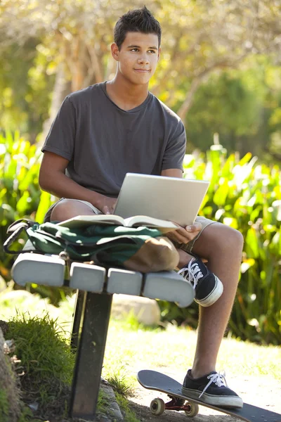 Student som studerar i park — Stockfoto