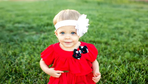 Petite fille dans l'herbe — Photo