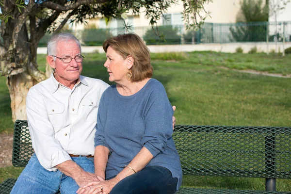 Casal sênior grave — Fotografia de Stock