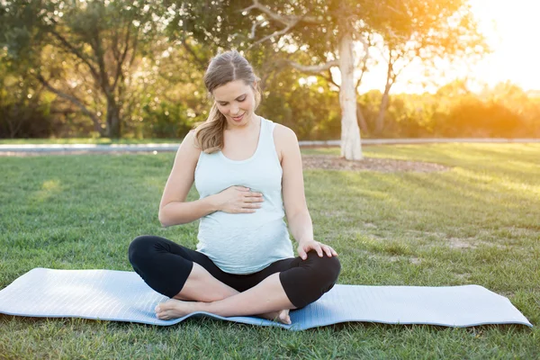 Pregnant yoga outside — Stock Photo, Image