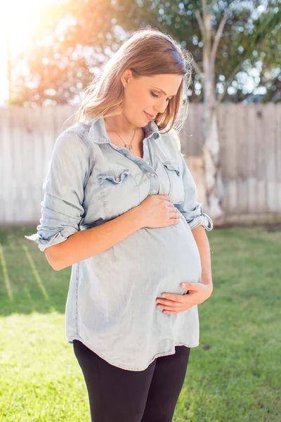 Gravid kvinna som håller magen — Stockfoto