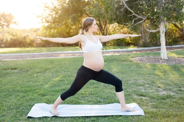 Mulher grávida Yoga — Fotografia de Stock