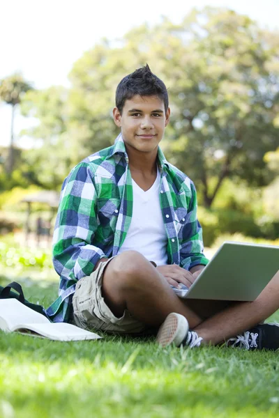 Student studuje mimo — Stock fotografie