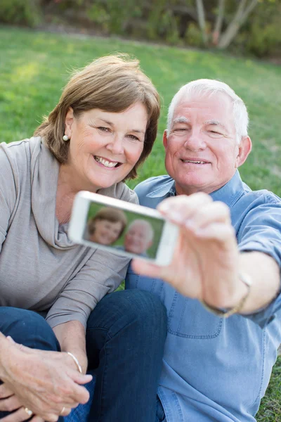 Para starszych selfie — Zdjęcie stockowe