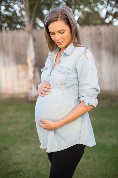 Mulher grávida segurando barriga — Fotografia de Stock