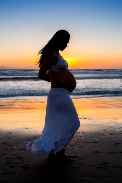 Mulher grávida ao pôr do sol — Fotografia de Stock