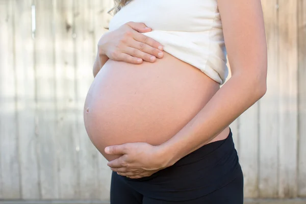 Mulher grávida segurando barriga — Fotografia de Stock