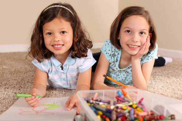 Sisters coloring together — Stock Photo, Image