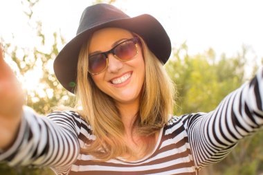 Trendy hipster alarak selfie