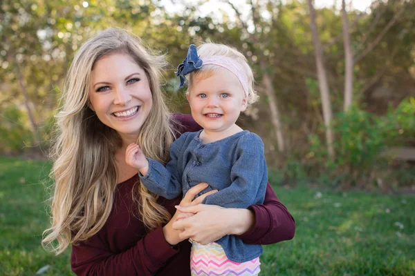 Mom and daughter outside — Stock Photo, Image