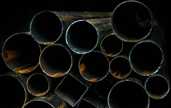 Fém Rozsdás Csövek Tárolására Sötét Háttérrel Csővezeték Vas Csövek Építkezés — Stock Fotó