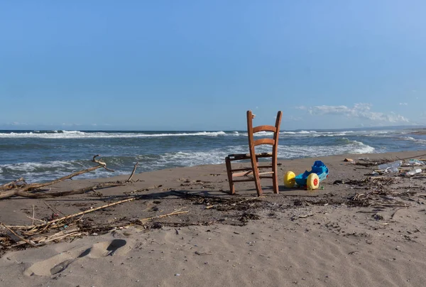 2017 'de İyon Denizi' nde atıklar, Catania, İtalya. Çöplük, durgun deniz, Akdeniz