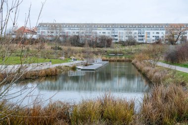 Leipzig 'in Neulindenau bölgesinde kışın buzlu yolları ve nehri olan harika karla kaplı liman..