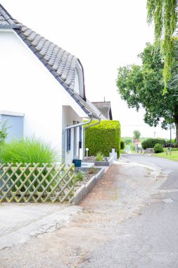 Harikulade Zempin adasındaki Achterwasser 'a doğru uzanan küçük bir sokak..