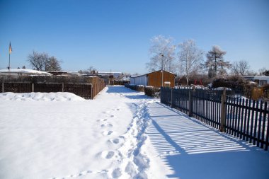 Kışın küçük bir bahçe kulübünde karlı bir patika.