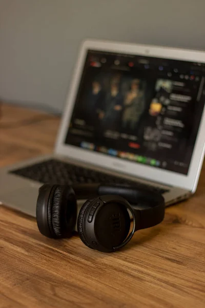 Apple Macbook ve Müzik Zamanı