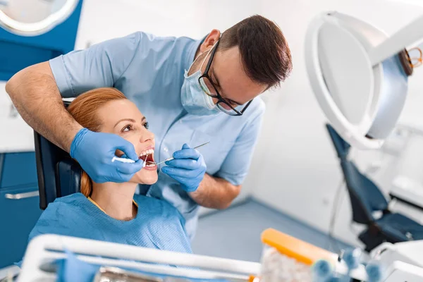 Diş hekiminde dişlerini kontrol ettiren kadın. İnsanlar, tıp ve sağlık sigortası konsepti.