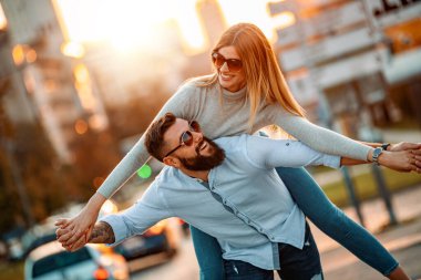 Aşık olduğum için mutluyum. İnsanlar, tatil, aşk ve yaşam tarzı konsepti..