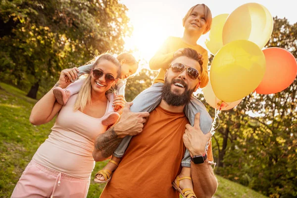 Família Fazendo Piquenique Campo Família Amor Conceito Férias — Fotografia de Stock