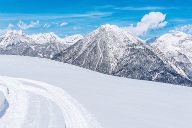 Kışın karla kaplı dağlar