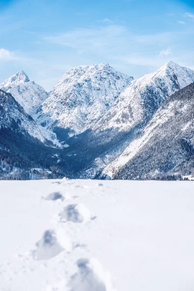 Ślady w świeży śnieg w Alpach — Zdjęcie stockowe