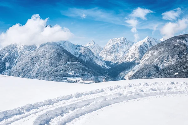 Zimowy krajobraz z pokrytymi śniegiem górami — Zdjęcie stockowe