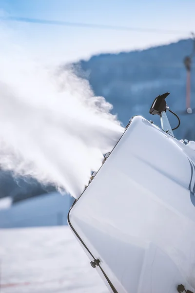 Snowmaker spruzzare acqua su una pista da sci Fotografia Stock