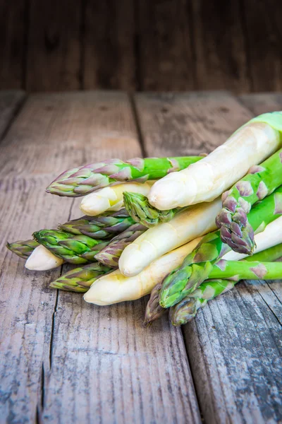 Pacchetto di asparagi freschi biologici Foto Stock