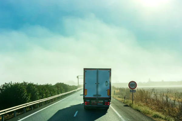 Camión Con Semirremolque Refrigerado Conduciendo Por Una Carretera Brumosa — Foto de Stock