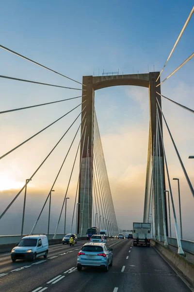 Οχήματα Που Διέρχονται Από Γέφυρα Ομίχλη Στο Βάθος — Φωτογραφία Αρχείου