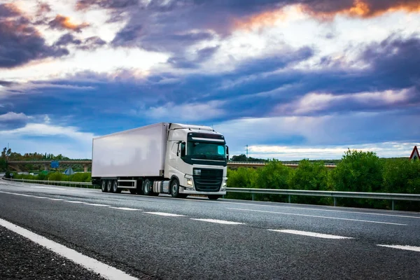 Kühl Sattelschlepper Fährt Auf Einer Autobahn Unter Einem Dramatischen Sonnenuntergang — Stockfoto