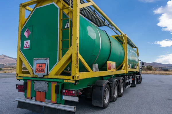 Tankcontainer Mit Gefährlichen Gütern Beladen Mit Brennbaren Feststoffen Und Hohen — Stockfoto