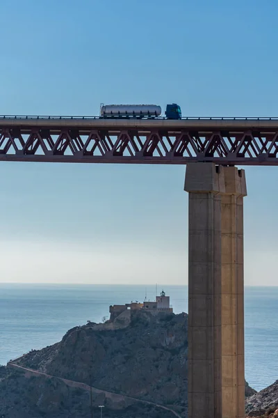 Camión Cisterna Que Conduce Través Viaducto Con Faro Debajo Mar —  Fotos de Stock