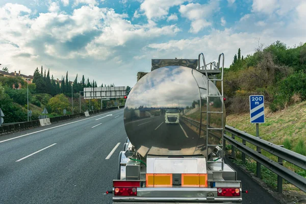 Steel Tank Truck Rijden Snelweg Achteraanzicht — Stockfoto