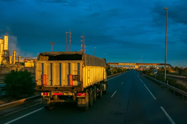 Kipper Fährt Kurz Vor Sonnenaufgang Auf Der Autobahn Und Schafft — Stockfoto