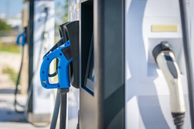 Elektrikli araç şarjı için farklı bağlantı türlerine sahip otomatik dağıtım aygıtı.