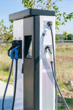 Elektrikli araç şarjı için farklı bağlantı türlerine sahip otomatik dağıtım aygıtı.