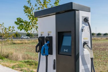 Elektrikli araç şarjı için farklı bağlantı türlerine sahip otomatik dağıtım aygıtı.