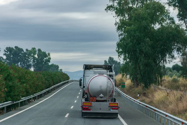 Ciężarówka Cysterna Płytą Ładunków Niebezpiecznych Żrące Etykiety Cieczy Jazdy Autostradzie — Zdjęcie stockowe
