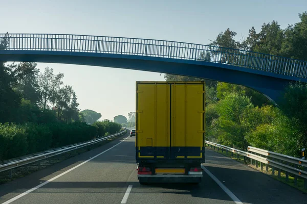 Remolque Con Una Caja Cerrada Conducción Color Amarillo Una Carretera — Foto de Stock